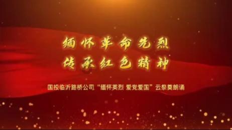 你们在玩神秘？隔壁汪星人挖洞钻篱笆 探出毛毛头凑热闹